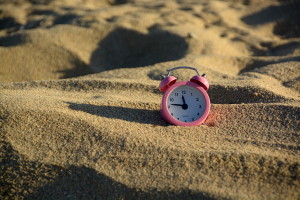 dreiviertelzwoelf-im-sand